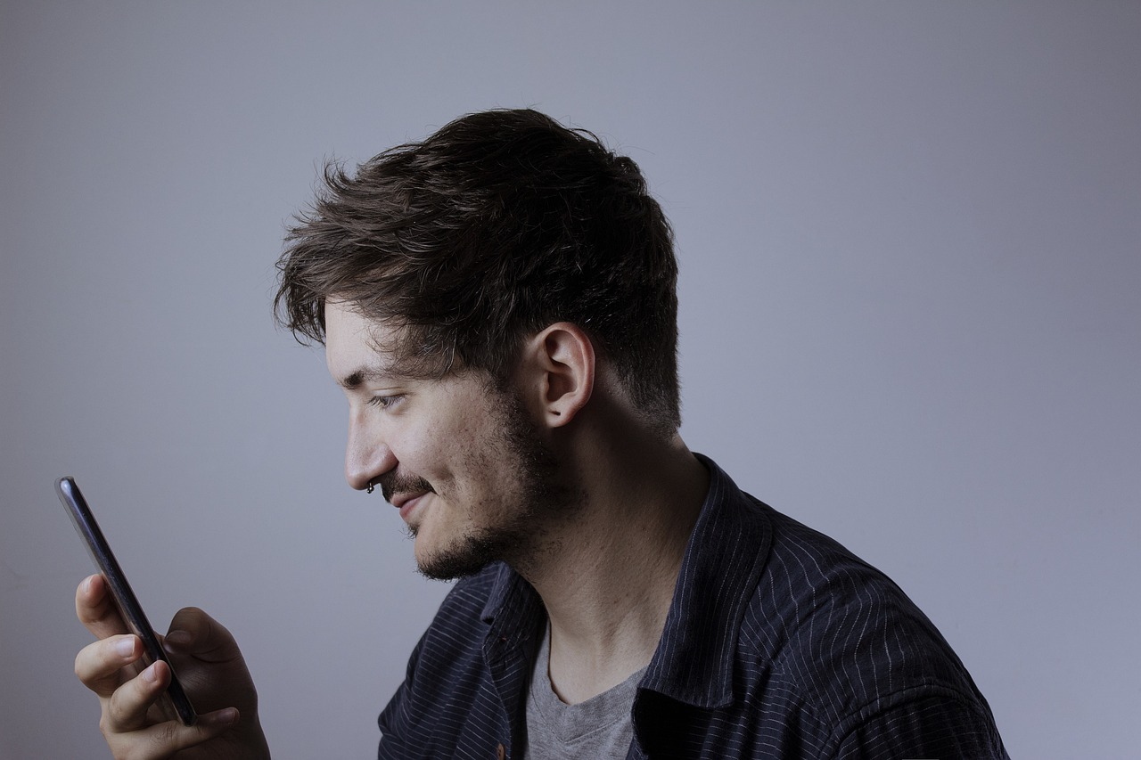 Mann nutzt eine App auf seinem Smartphone